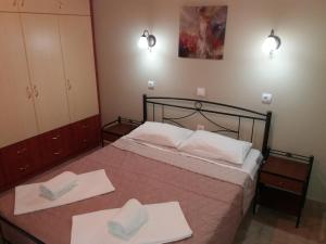 阿尔米罗斯海滩Villa Katerina Almyros的一间卧室配有一张床,上面有两条毛巾