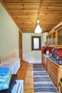 古日诺Leśna Polana的厨房设有木制橱柜和木制天花板。