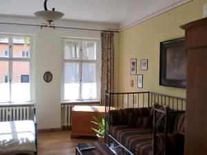 赖因斯贝格安诺怀旧公寓的带沙发和2扇窗户的客厅