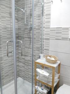 锡拉库扎Appartamento Dammuso Isola Di Ortigia的带淋浴的浴室(带玻璃淋浴间)