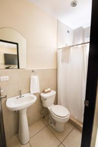马那瓜Verona ApartHotel的一间带卫生间和水槽的浴室