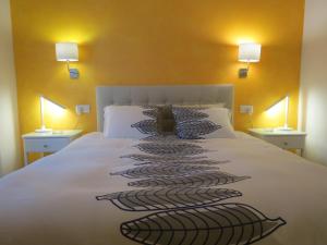 洛斯卡尼奥斯德梅卡La Casa del Trafalgar的一间卧室配有一张带两盏灯的床。