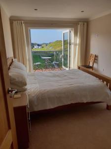 Rodel1bayhead Lingerbay的一间卧室设有一张大床和一个大窗户