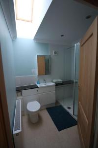 Rodel1bayhead Lingerbay的浴室配有卫生间、盥洗盆和淋浴。