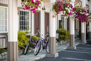 星期五港厄斯伯斯Spa旅馆的两辆自行车停在一座花卉建筑的一侧