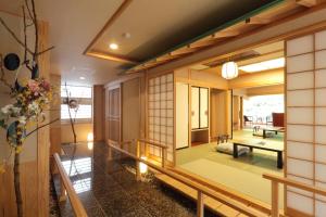汤泽町夫塔巴酒店的一间日式房屋,享有客厅的景致