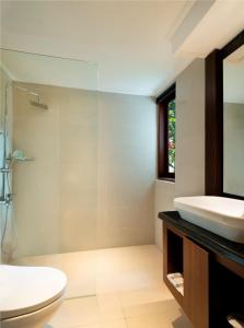 芒希Mangsit Suites by Holiday Resort Lombok的一间带水槽和卫生间的浴室