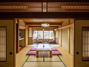 箱根箱根强罗亚麻代雅温泉日式旅馆的中间设有带桌子的客厅