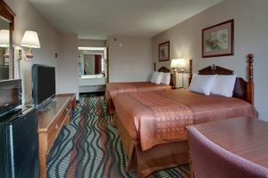 布兰森天使酒店 - 中环酒店的酒店客房设有两张床和一台平面电视。