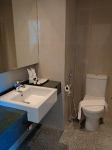瓜拉丁加奴Paya Bunga Hotel的浴室配有白色水槽和卫生间。
