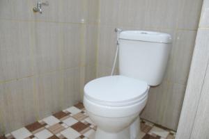 棉兰RedDoorz near UIN Sumatera Utara的一间位于客房内的白色卫生间的浴室