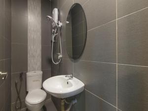 八打灵再也OYO 876 Hotel Sanctuary的一间带卫生间、水槽和镜子的浴室