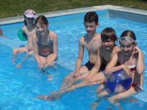 弗尔克马克特Gasthof Pension Rabl的一群儿童坐在游泳池里