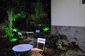 昆明昆明石林居家民宿客栈的一群椅子和一张桌子在花园里过夜