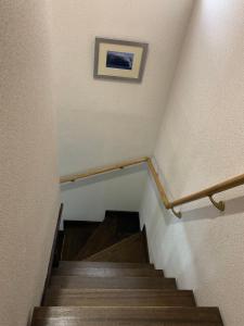 富良野Mountain View Lodge的墙上挂着照片的楼梯