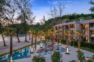 卡马拉海滩Twinpalms MontAzure的一座公寓楼,在游泳池前种植了棕榈树