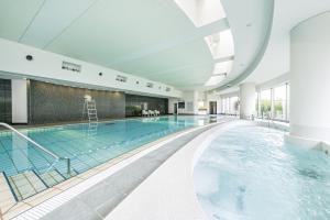东京东急涩谷蓝塔大酒店的一个带大型游泳池的室内游泳池