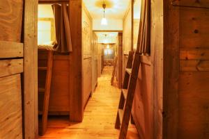 斜里町知床村宾馆的小屋的走廊铺有木地板,设有木墙