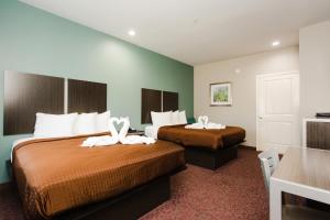 斯普林Express Inn - Spring的酒店客房,配有两张带白色毛巾的床