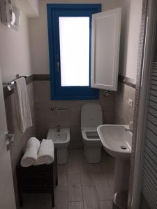 圣维托罗卡波Le case di Palma的一间带水槽和卫生间的浴室以及窗户。