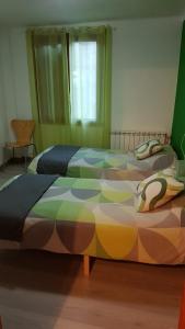 瓦伦西亚德奥尼Casa Ponet的卧室内的一张大床和五颜六色的被子