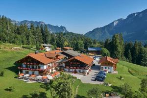比绍夫斯维森汉德斯瑞泰尔何恩阿尔卑斯酒店的度假村的空中景观,停车场