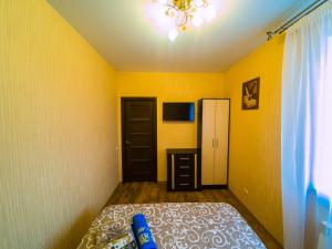 基辅Kvartirkoff na Petra Kalnyshevsky 7, 26 floor的一间卧室设有黄色的墙壁、一张床和电视
