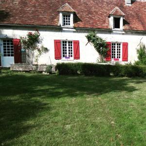 特雷尼Le vol du Papillon的白色的房子,有红色百叶窗和院子