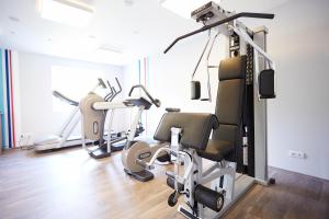 劳特尔巴赫凯普欧霍夫酒店的一间健身房,里面设有数个健身器材