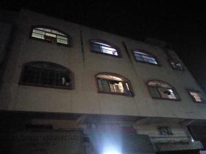 戈尔哈布尔Shree Yatri Niwas的一座建筑,晚上有六扇窗户