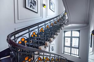 伊万诺-弗兰科夫斯克Grand Hotel Roxolana的楼梯,带锻铁栏杆和绘画作品