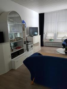巴德茨维什安Ferienhaus Alte Straße的客厅配有白色橱柜和电视