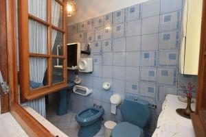 日科德尔格尔福迪艾斯Matilde's House的浴室设有蓝色的卫生间和水槽。