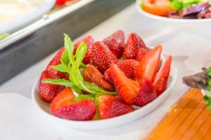 蒙萨拉什奥尔塔大考塔大酒店的盘子里放一碗草莓