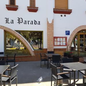 Hostal La Parada餐厅或其他用餐的地方