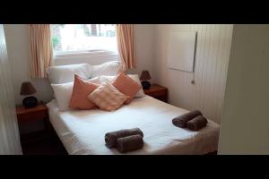 克尼斯纳Woodbourne Resort的一张白色的床,上面有两块棕色的毛巾