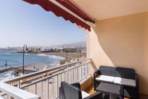 梅莱纳拉Piso en primera linea con vistas directas al mar的一个带椅子的阳台,享有海滩美景