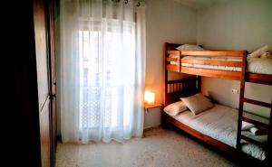 Calle Banda Playa客房内的一张或多张双层床