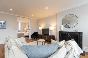伦敦ALTIDO Luxury 2 bed flats with terraces near Piccadilly Circus的带沙发和镜子的客厅