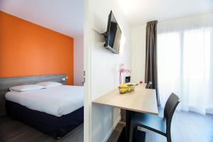 图卢兹图卢兹大都会泽尼图德公寓式酒店的酒店客房配有一张床和一张桌子