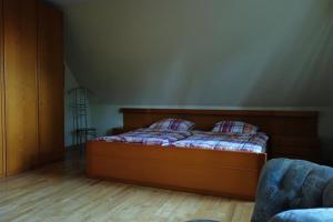 比斯平根Ferienwohnung Kiefernblick-Wedemann的卧室配有一张床