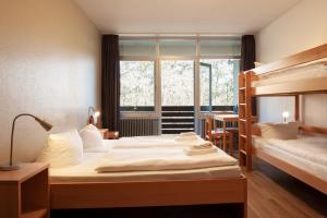 圣彼得奥尔丁campushus的一间卧室设有两张床和大窗户