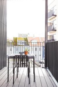 奥胡斯Amaliegade 10 B的阳台配有桌子,享有建筑的景致。