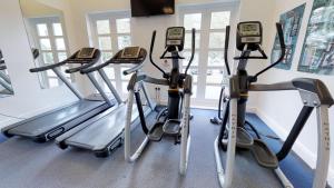 迪德科特米尔顿山之家酒店的健身房里三辆有氧自行车