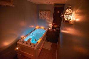 巴利利芬拜洛里芬Spa旅馆的浴室配有带灯的浴缸。