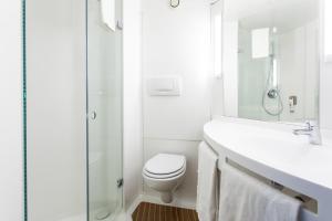 阿尔法法尔宜必思瓦伦西亚阿法法酒店的白色的浴室设有卫生间和水槽。