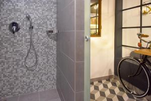 布达佩斯瓦西步行78酒店的带淋浴的浴室,其中配有自行车