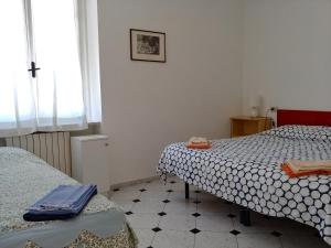 拉帕洛Casa Auxilium的一间卧室设有两张单人床和一个窗户。