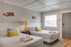 斩魔山See Sea Motel的一间卧室配有两张带毛巾的床