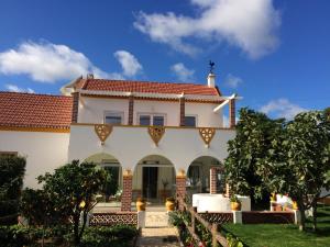 阿伦克尔Quinta Ribeira do Labrador - Lisbon West Wine Route的一座大型白色房屋,设有红色屋顶